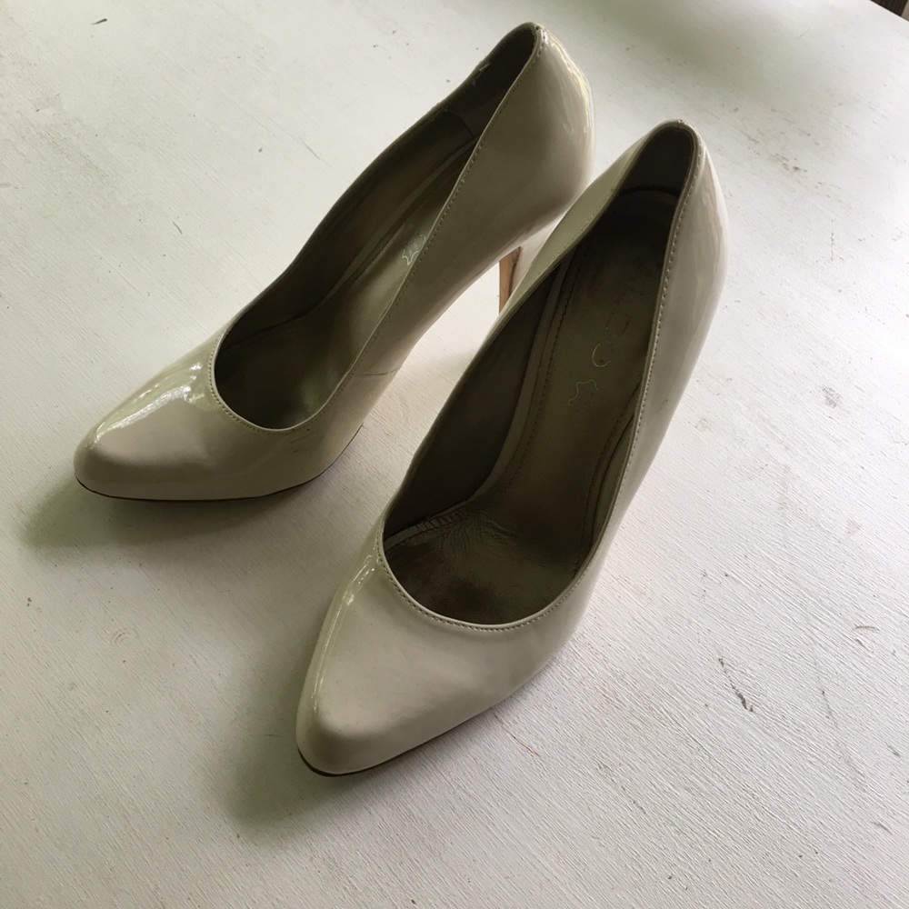 Cream patent leather heels! Great neutral pump!